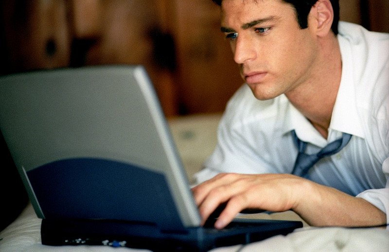 business man working on a laptop computer 30 poslovnih pravila koje naučiš kad prođeš glavom kroz zid