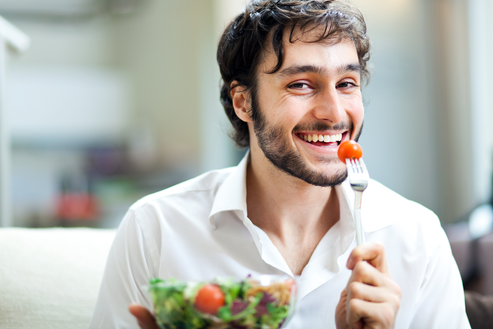 bigstock Young man eating a healthy sal 43484335 Uvedite zdravije navike u ishranu 