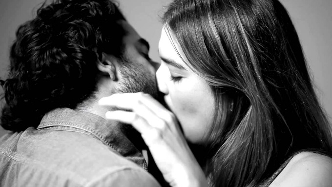 poljubactekst Eksperimenti koji pomeraju granice: Poljubi me, ošamari me