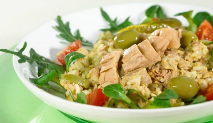 salata tunjevina Recept: Salata sa tunjevinom i jabukom