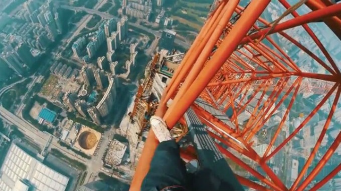 selfi na 660 metara VIDEO: Popeli se na zgradu od 660 metara da bi napravili selfi