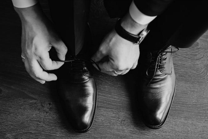 vezivanje cipela min 4 male stvari koje UBIJAJU vaš stil