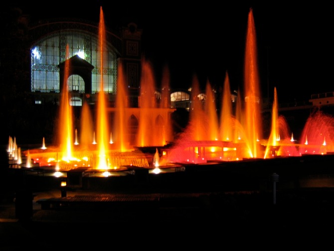 Fontana u Pragu Češka Destinacije koje nude bogate NOĆNE aktivnosti