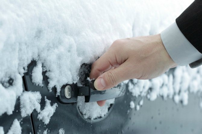 Kako da odmrzneš zaleđenu bravu automobila Kako da odmrzneš zaleđenu bravu automobila?
