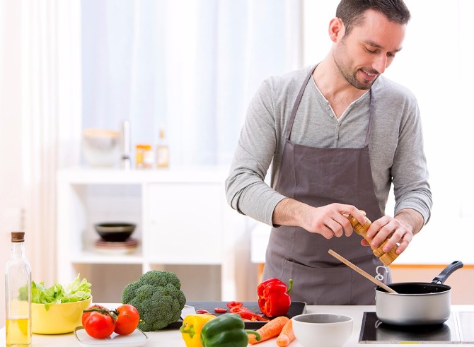 man in kitchen2 Ne znate da kuvate? Evo šta ženski svet misli o tome