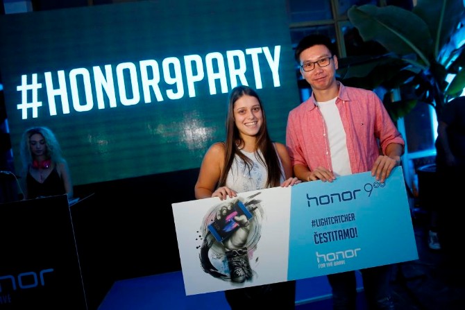 Jacky ZhaoHuawei Device Direktor za region Balkana sa dobitnicom Honor 9 telefona Honor 9 – Uzbudljiva igra tehnologije i svetlosti