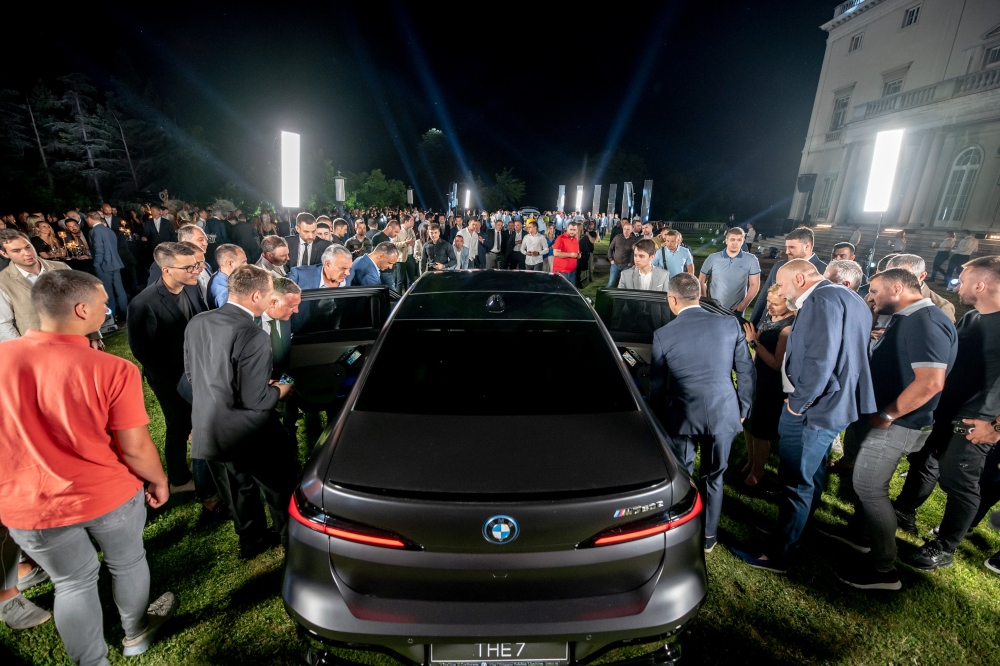 Potpuno novi BMW Serije 7 i novi BMW X7 18 Zavirite u ekskluzivne BMW Serije 7 i BMW X7   modele koji kombinuju luksuz i inovativne karakteristike
