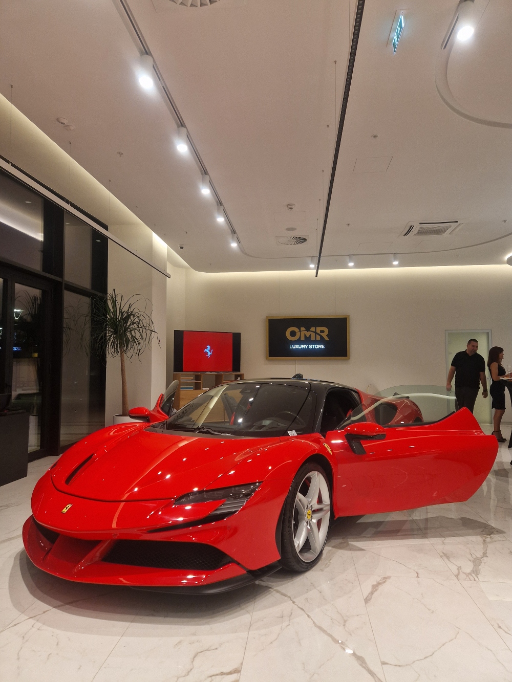 Ferrari SF 90 Stradale 2 Neprikosnoveni Ferrari SF90 Stradale ekskluzivno dostupan u OMR Luxury Store