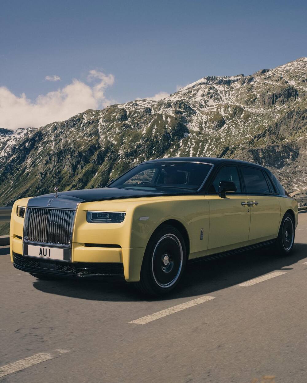 Photo by Rolls Royce Motor Cars on October 25 2024. На слици може бити  аутомобил точак лимузина пут и текст. Rolls Royce Phantom Goldfinger   automobil koji oživljava legendu Jamesa Bonda