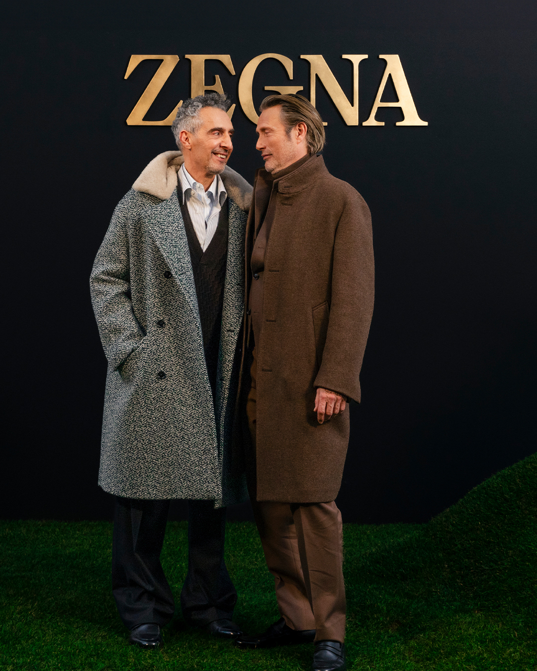 Photo shared by ZEGNA on January 21 2025 tagging @theofficialmads. На слици може бити  2 особе јакна постер зимска јакна и текст. 1 Nekonvencionalna Zegna FW25 revija kao povratak korenima brenda