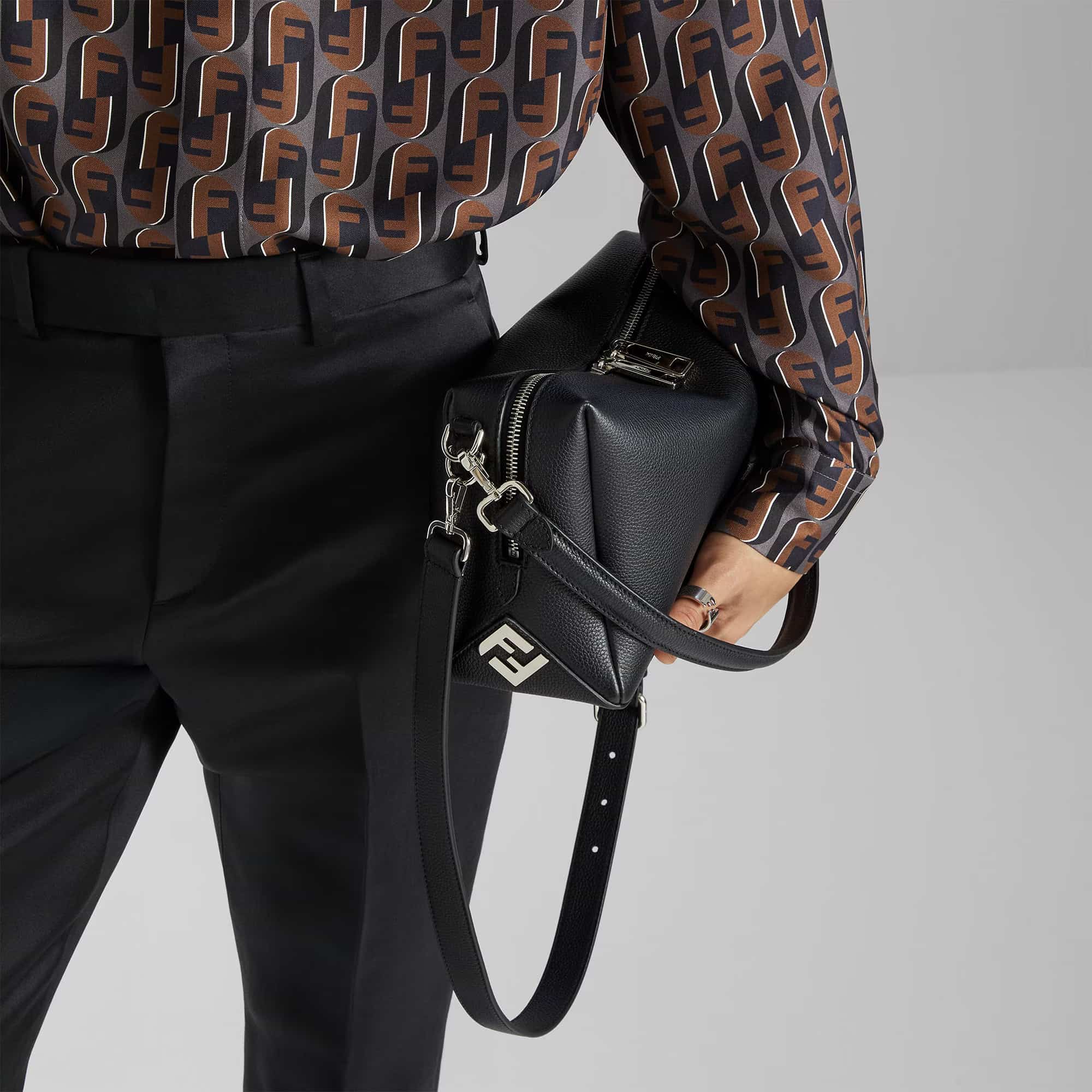 7VA672ASIHF0GXN 02 min FENDI Lui je nova muška it torba i suptilna izjava stila