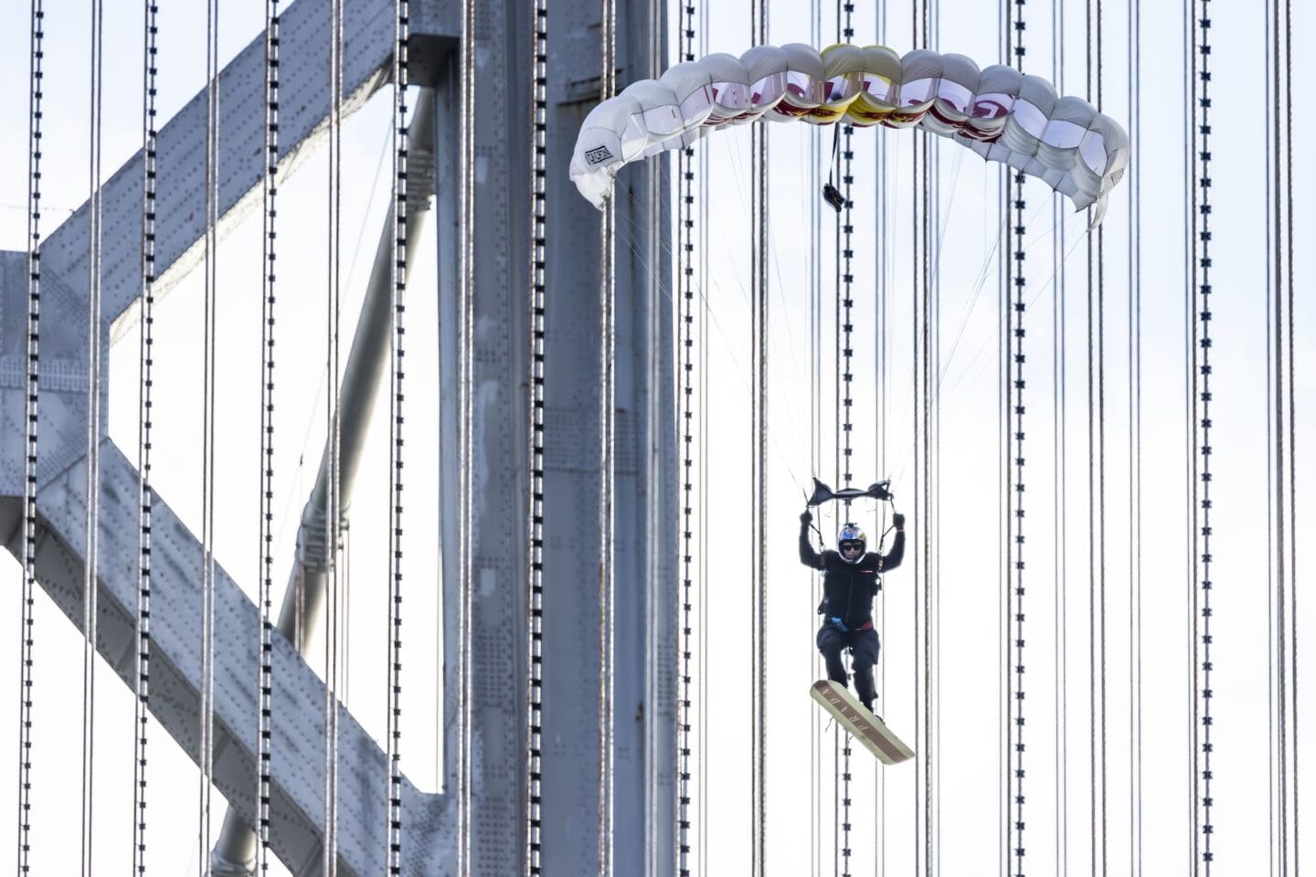 Prada Linea Rossa Red Bull Bridge Rider 2 1440x960 min Prada Linea Rossa i Red Bull pomeraju granice skysurfinga