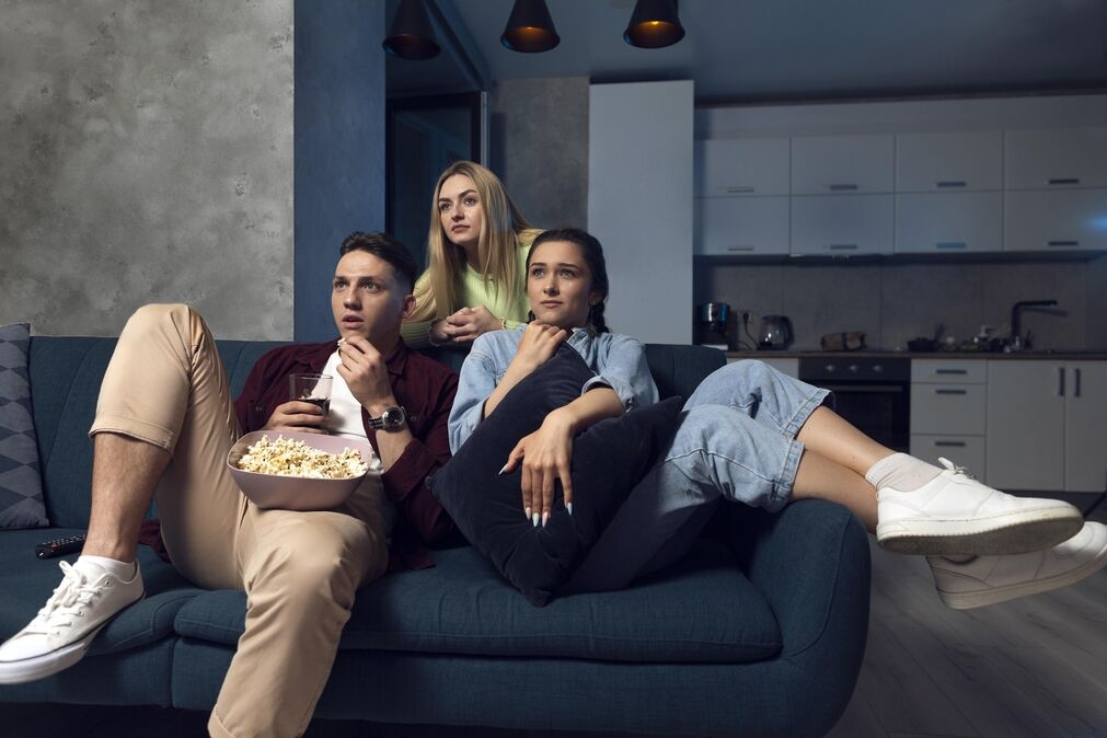 friends watching streaming service together indoors optimized 200 Donosimo 20 Netflix ovih dokumentaraca za bindžovanje