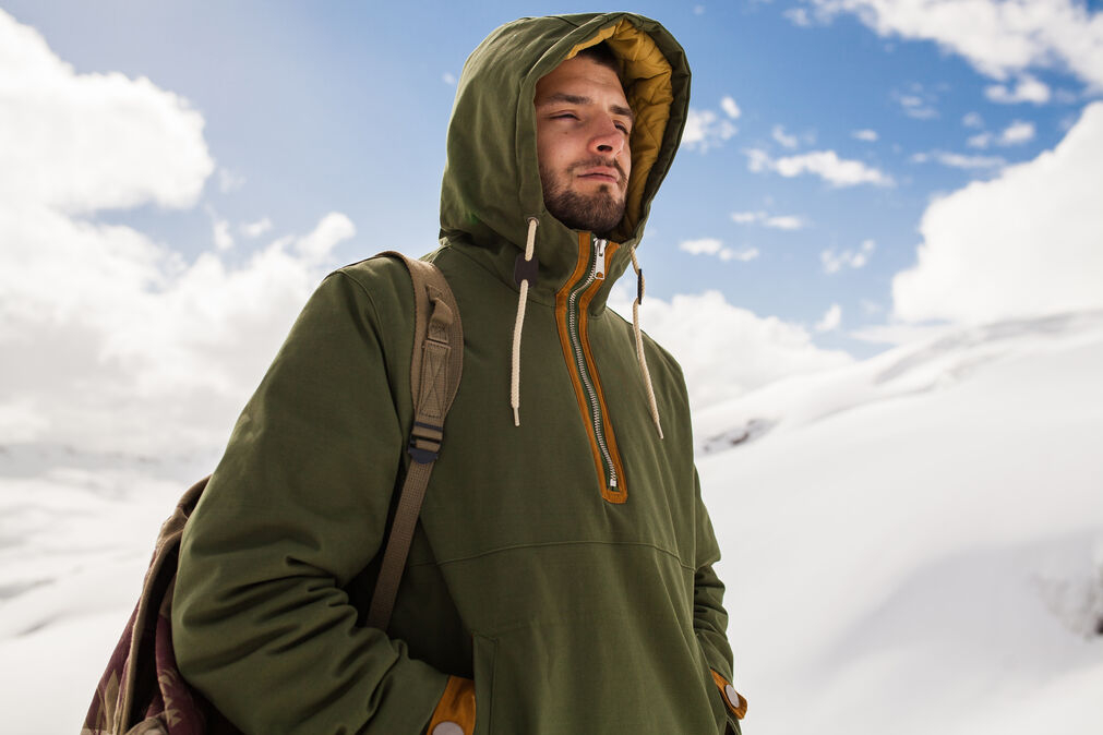 young hipster man hiking mountains winter vacation traveling optimized 200 1 WMAN vodič: Outdoor jakne koje ne biraju između estetike i performansi