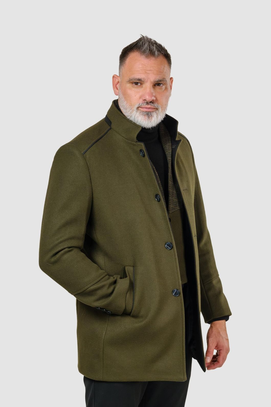 Najbolji muški kaputi iz domaće ponude: Vuna, krojevi i boje koje rade posao muski maslinasto zeleni kaput model falcone merino vuna 1 min 1 Najbolji muški kaputi iz domaće ponude: Vuna, krojevi i boje koje rade posao