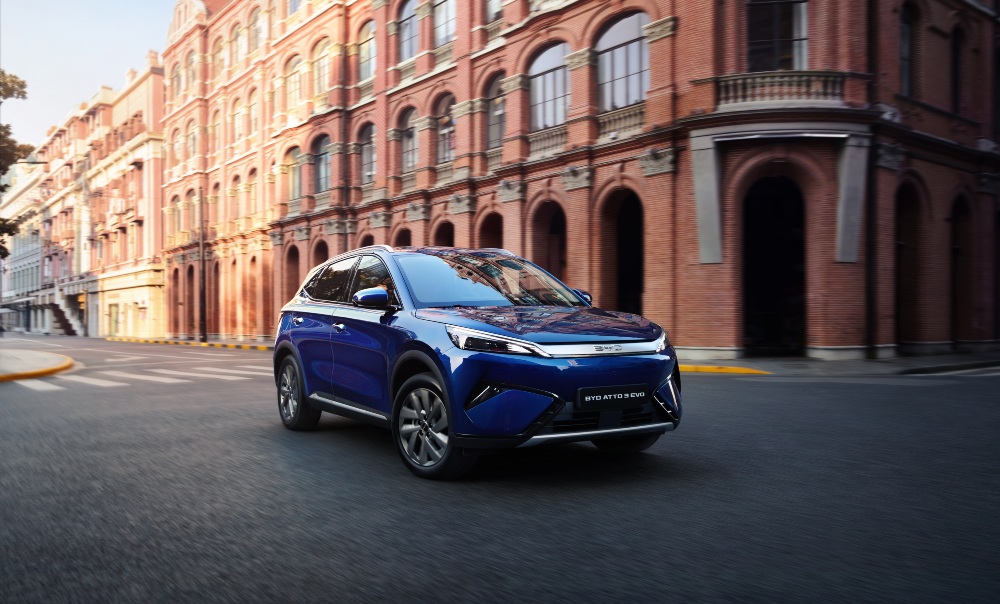 01、ATTO 3 EVO 2026 LHD 45 degrees download JPG 4096px RGB Predstavljeni novi BYD ATTO modeli na Sajmu automobila
