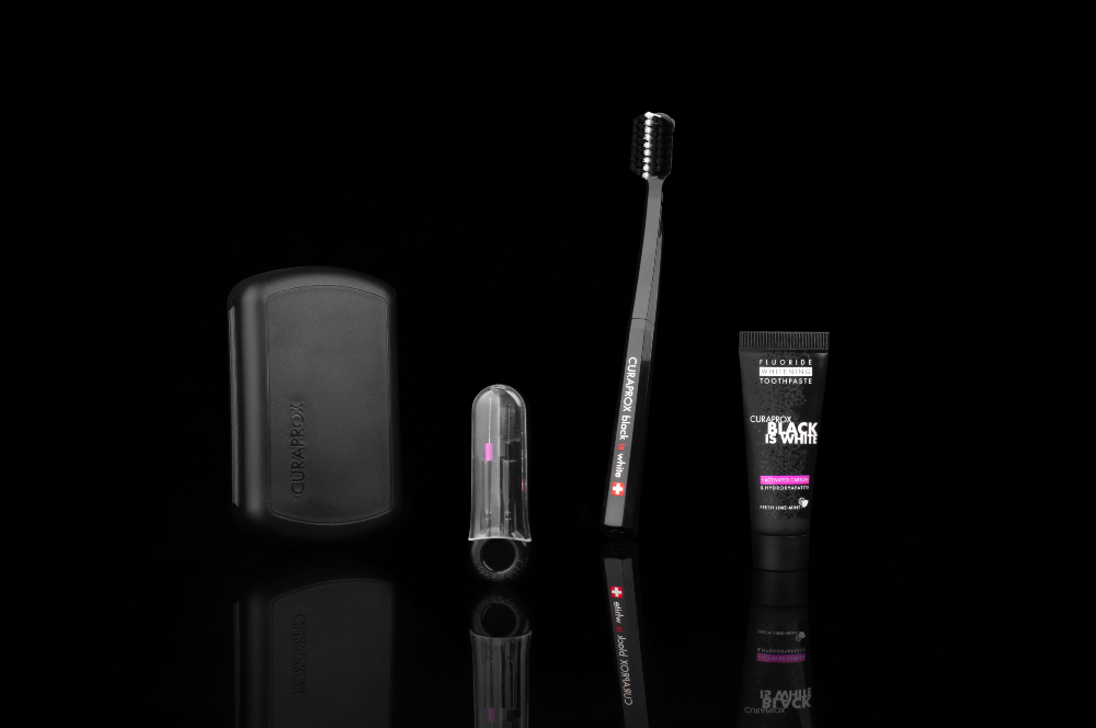 Curaprox Travel set: Oralna rutina koja putuje sa vama 73360697 Editorial Travel set Black is White Travel set 1 2 Curaprox Travel set: Oralna rutina koja putuje sa vama