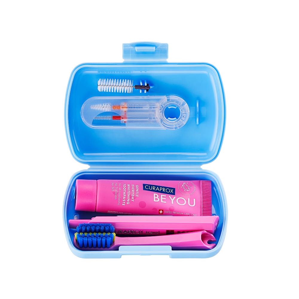Curaprox Travel set: Oralna rutina koja putuje sa vama 73360738 Packshot Travel set Ortho Blue Open Curaprox Travel set: Oralna rutina koja putuje sa vama