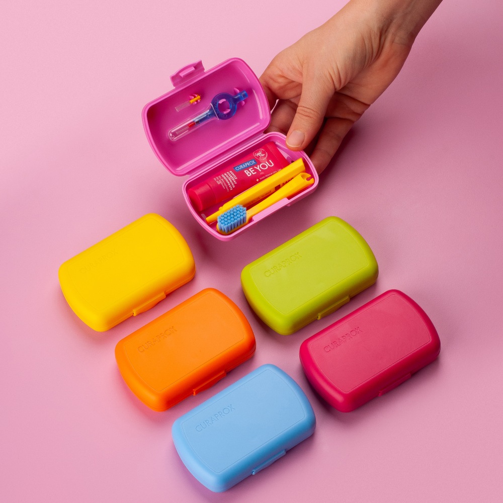 Curaprox Travel set: Oralna rutina koja putuje sa vama Editorial Travel set Variety Pink Hand 1 Curaprox Travel set: Oralna rutina koja putuje sa vama