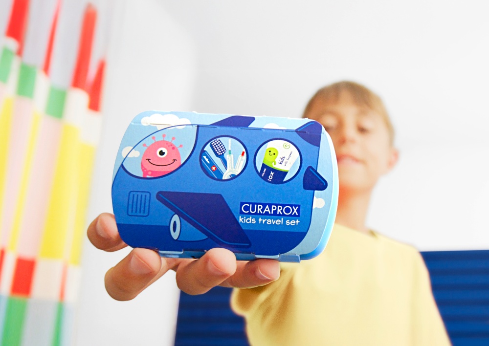 Curaprox Travel set: Oralna rutina koja putuje sa vama Images Travel Set Kids Travel Set Editorials Boy Pack Blue A4L 1 1 Curaprox Travel set: Oralna rutina koja putuje sa vama