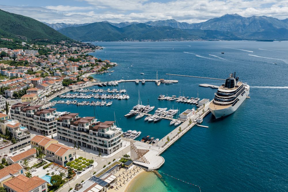 Four Seasons Yachts 3 Four Seasons Yachts stigao u Portonovi: Inauguralni brod prvi put uplovio na Jadran