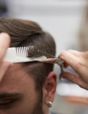 Trendovi muških frizura u 2026: Kosa više nije pod kontrolom i to je i poenta