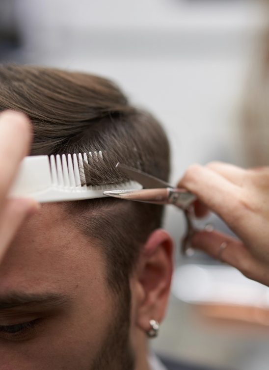 Trendovi muških frizura u 2026: Kosa više nije pod kontrolom i to je i poenta