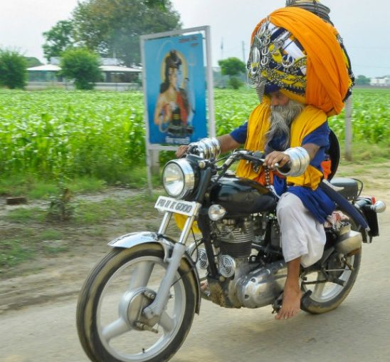 Indijac 10 godina vozi u rikverc