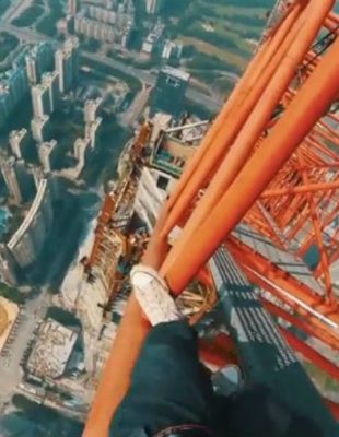 VIDEO: Popeli se na zgradu od 660 metara da bi napravili selfi