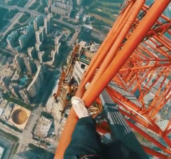 VIDEO: Popeli se na zgradu od 660 metara da bi napravili selfi