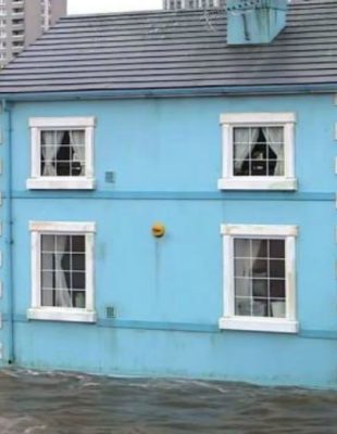 VIDEO: Temzom plovi pastelnoplava kuća