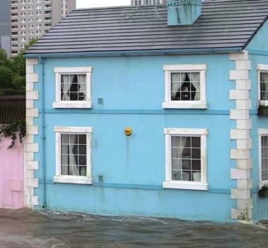 VIDEO: Temzom plovi pastelnoplava kuća
