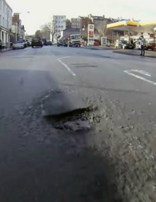 VIDEO: Kako izbeći udarnu rupu na putu?