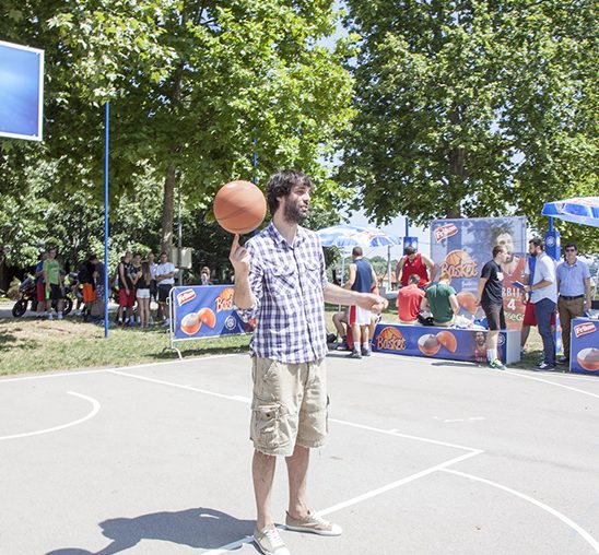 Miloš Teodosić i Frikom svečano otvorili košarkaški teren u Beogradu