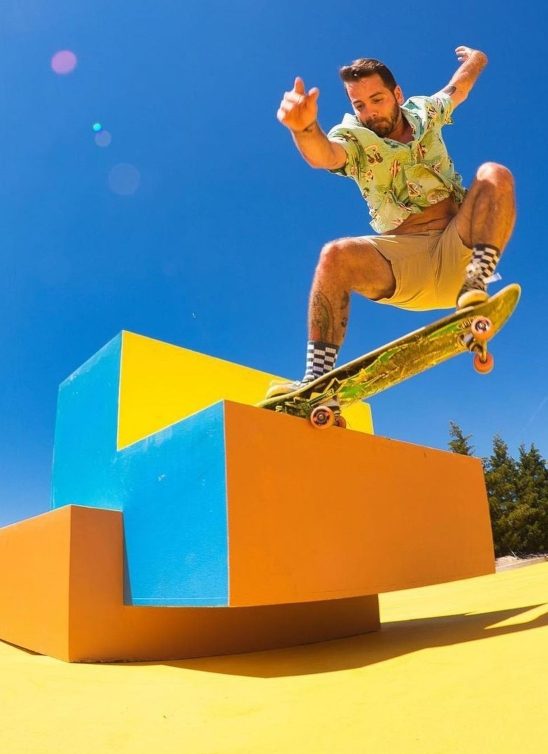 Yinka Ilori ponovo briljira – zavirite u njegov blještavi skejt park u Majamiju